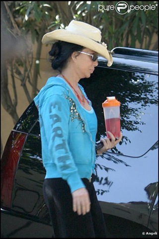 [254918-cher-rend-visite-a-une-amie-a-los-637x0-2[2].jpg]