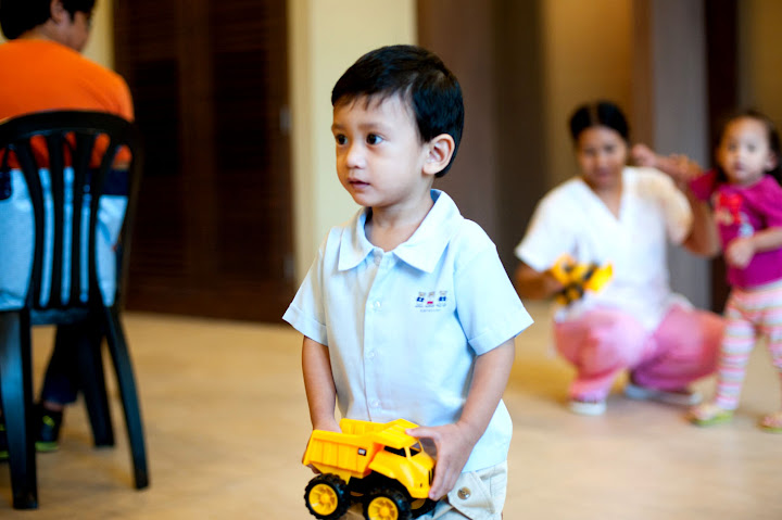 IMAGE: http://lh5.ggpht.com/__0prHnAfUfg/TGpVLJdiX4I/AAAAAAAAAYw/qMKQz8eXNX4/s720/hugoparty-5197.jpg