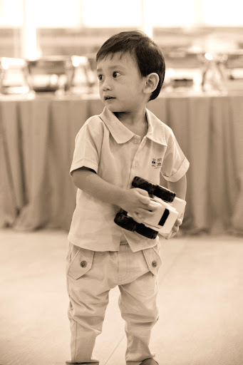 IMAGE: http://lh5.ggpht.com/__0prHnAfUfg/TGqdcvW8FfI/AAAAAAAAAZM/OG4zaaQsPLM/s512/hugoparty-5203.jpg