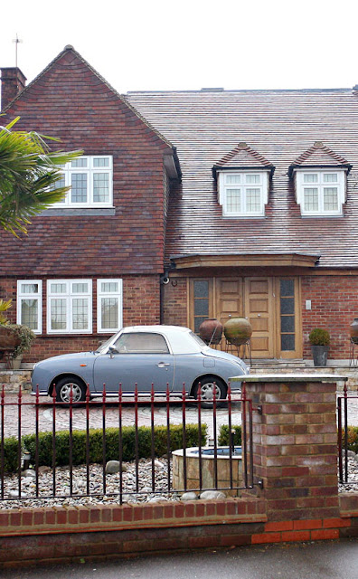 03-03-09 London, UK Amy Winehouse is pictured walking about in her new home wearing just a pair of bikini bottoms. Later a sun bed was delivered to her house. She must be tired of being so sickly pale... NON-EXCLUSIVE PIX by Flynet ©2009 818-307-4813 Nicolas