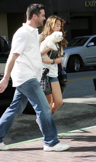 03-01-09 Burbank, CA Actress/singer Miley Cyrus and her dog arriving at the Walt Disney Studios in Burbank for a meeting... Non-Exclusive Pix by Flynet ©2009 818-307-4813 Nicolas 323-974-6007 Jay 310-466-8617 Scott
