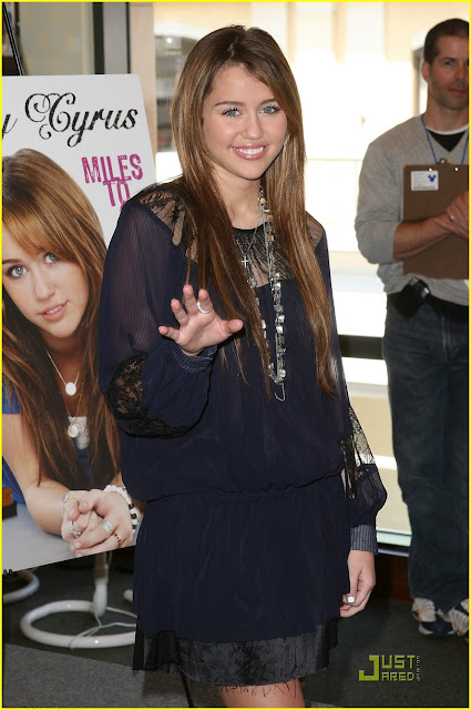 miley-cyrus-bn-book-signing-05.jpg