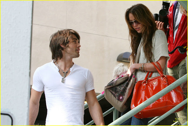 miley-cyrus-justin-gaston-market-city-06.jpg