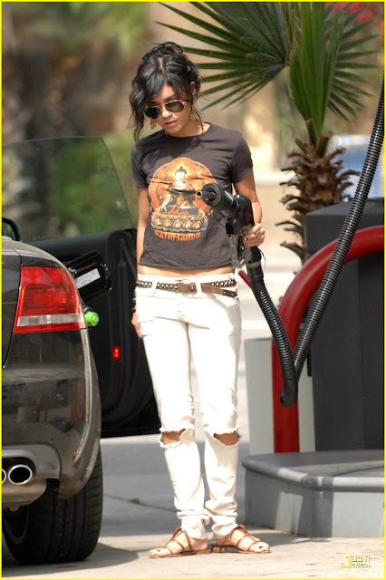 vanessa-hudgens-zac-efron-gas-station-01.jpg
