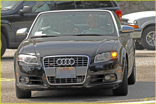 vanessa-hudgens-zac-efron-gas-station-03.jpg