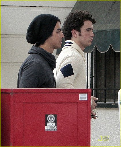 jonas-brothers-apple-pan-03.jpg