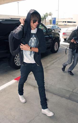 ©BAUER-GRIFFIN.COM Zac Efron arrives to Los Angeles International Airport wearing a Kanye West t-shirt. NON-EXCLUSIVE March 22, 2009 Job: 90322W12 Los Angeles, California www.bauergriffin.com www.bauergriffinonline.com