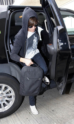 March 22, 2009: Zac Efron photographed arriving at LAX airport wearing a t-shirt of Kanye West en route to Paris in Los Angeles, California. Credit: Karl/Tony/INFphoto.com   Ref: infusla-52/89