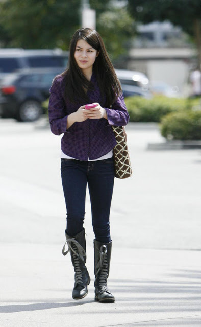30070, LOS ANGELES, CALIFORNIA - Saturday 11th April, 2009 **EXCLUSIVE**Miranda Cosgrove must be falling behind on her school work as she spends 5 hours on math coursework during her day off. Miranda found it hard to part from her iPhone and took several breaks to send messages and twitter to her friend. Photograph: Ben Dome/PacificCoastNews.com ***FEE MUST BE AGREED PRIOR TO USAGE*** UK OFFICE: +44 131 557 7760/ 7761/ 7762 US OFFICE: + 1 310 261 9676