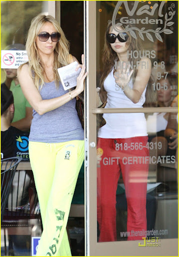miley-cyrus-nail-garden-07.jpg