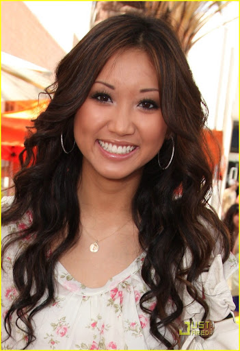 brenda-song-cupcake-cute-01.jpg