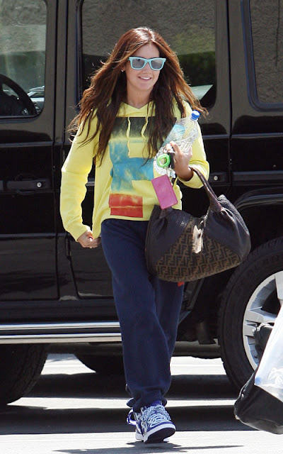 ©BAUER-GRIFFIN.COM Ashley Tisdale looks sporty today as she heads into a dance studio in Toluca Lake. EXCLUSIVE April 25, 2009 Job: 90425U6 Los Angeles, California www.bauergriffin.com www.bauergriffinonline.com