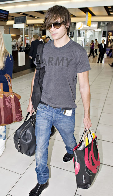 04-29-09 London, UK  'High School Musical' star Zac Efron is pictured flying out of Heathrow Airport to Los Angeles.  NON-EXCLUSIVE PIX by Flynet ©2009 818-307-4813  Nicolas