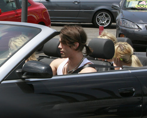 04-29-09 Studio City, CA Singer Miley Cyrus, her mom Tish and sister Brandi catch a ride with her boyfriend Justin Gaston to eat at their favorite place in the valley... the Studio Cafe. EXCLUSIVE PIX by Flynet ©2009 818-307-4813 Nicolas