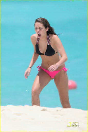 miley-cyrus-banana-boat-01.jpg