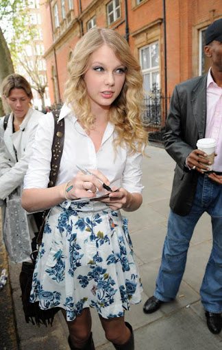 30661, LONDON, UNITED KINGDOM - Tuesday May 5 2009. Country star Taylor Swift brightens up an overcast London day in a pretty floral skirt. The 19-year-old singing sensation is in the UK to perform at Radio One's Big Weekend, which will take place in the western English town of Swindon. Photograph: PacificCoastNews.com**FEE MUST BE AGREED PRIOR TO USAGE***UK OFFICE:+44 131 557 7760/7761 US OFFICE:1 310 261 9676