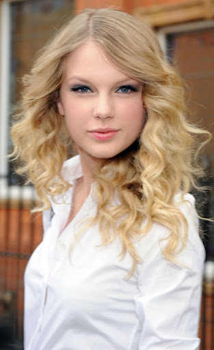 30661, LONDON, UNITED KINGDOM - Tuesday May 5 2009. Country star Taylor Swift brightens up an overcast London day in a pretty floral skirt. The 19-year-old singing sensation is in the UK to perform at Radio One's Big Weekend, which will take place in the western English town of Swindon. Photograph: PacificCoastNews.com**FEE MUST BE AGREED PRIOR TO USAGE***UK OFFICE:+44 131 557 7760/7761 US OFFICE:1 310 261 9676