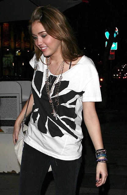05-07-09 Burbank, CA Miley Cyrus and a friend seen out for dinner at P.F. Chang's in Burbank... Non-Exclusive Pix by Flynet ©2009 818-307-4813 Nicolas 323-974-6007 Jay 310-466-8617 Scott