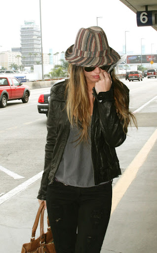 ©BAUER-GRIFFIN.COM Megan Fox is camera shy as she prepares to board a flight at LAX Airport NON-EXCLUSIVE May 09, 2009 Job: 90509NE1 Los Angeles, California www.bauergriffin.com www.bauergriffinonline.com