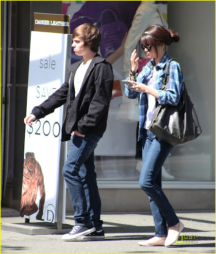 selena-gomez-crepe-cute-03.jpg