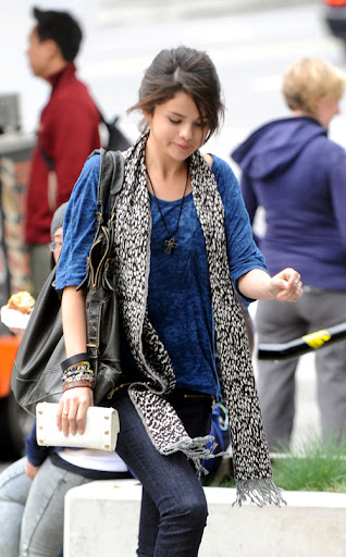 Selena Gomez tries to cover up whilst out with Taylor Lautner, Vancouver. The Disney kid was seen heading out for lunch with the 'Twilight' star. <P> Pictured: Selena Gomez <P> <B>Ref: SPL100092 120509 </B><br> Picture by: Whittle / Splash News </P><P> <B>Splash News and Pictures</B><br> Los Angeles: 310-821-2666<br> New York: 212-619-2666<br> London: 870-934-2666<br> photodesk@splashnews.com<br> </P>