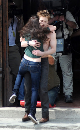 May 27, 2009: Kristen Stewart and Robert Pattinson filming a scene for 'The Twilight Saga: New Moon' in Montepulciano, Italy where their characters Bella and Edward are reunited and share a passionate kiss. Credit: INFphoto.com Ref.: infit-05/42000