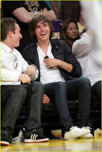 zac-efron-lakers-lover-05.jpg
