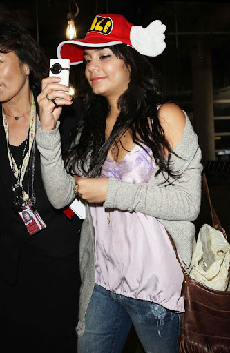 May 22, 2009: Zac Efron (not pictured) and Vanessa Hudgens spotted at LAX Airport in Los Angeles, California. Credit: INFphoto.com Ref.: infusla-34/43