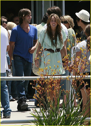 miley-cyrus-emily-osment-pasadena-pair-04.jpg