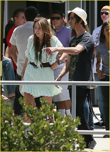 miley-cyrus-emily-osment-pasadena-pair-06.jpg