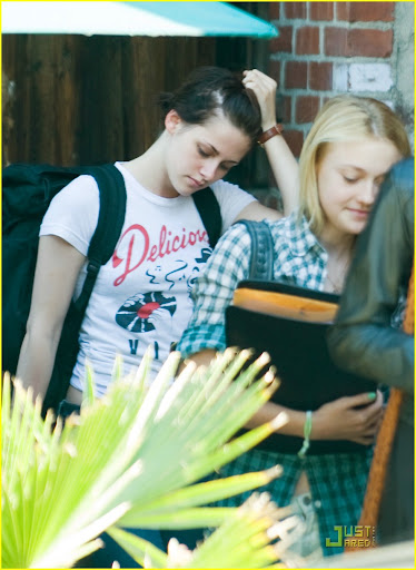 dakota-fanning-kristen-stewart-runaway-06.jpg
