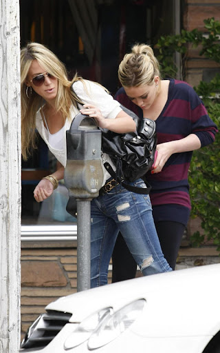 31543, LOS ANGELES, CALIFORNIA - Monday June 8th, 2009.  Hilary and Hayley Duff are seen joining each other for coffee at the Aroma Cafe. Hilary was seen putting change into her and older sister Hayley's parking meter.  Photograph: Nate Jones/PacificCoastNews.com ***FEE MUST BE AGREED PRIOR TO USAGE*** UK OFFICE: +44 131 557 7760/ 7761/ 7762 US OFFICE: + 1 310 261 9676