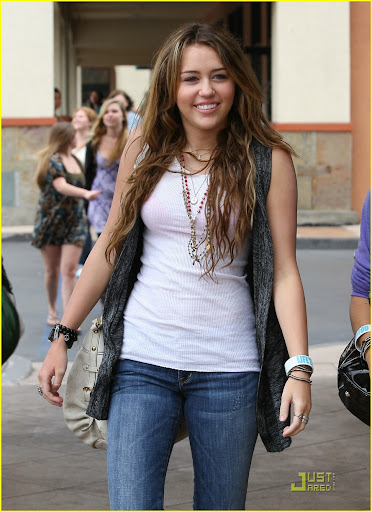miley-cyrus-mandy-jiroux-lunch-02.jpg
