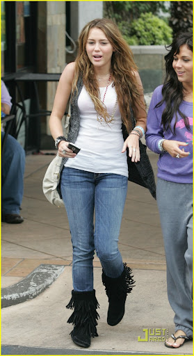 miley-cyrus-mandy-jiroux-lunch-05.jpg