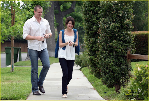 selena-gomez-sushi-sweet-03.jpg