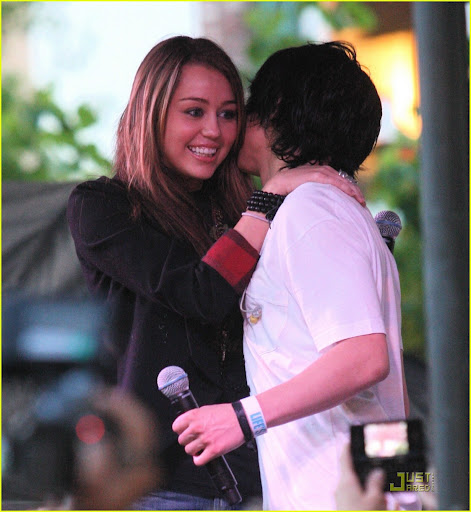 miley-cyrus-mitchel-musso-the-grove-05.jpg