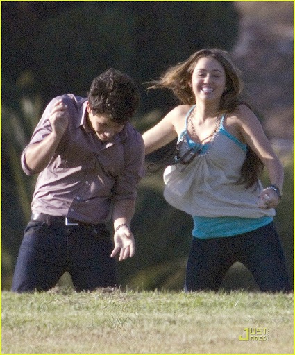 miley-cyrus-nick-jonas-hug-04.jpg