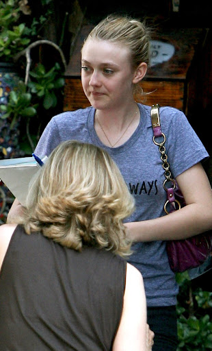 June 19, 2009: Dakota Fanning spotted leaving a studio in Los Angeles, California today. Credit: Miguel Aguilar/INFphoto.com Ref.: infusla-140
