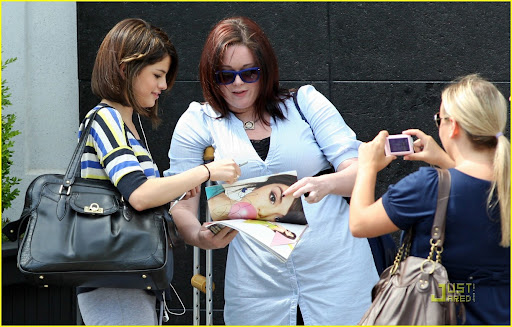 selena-gomez-subway-silly-06.jpg