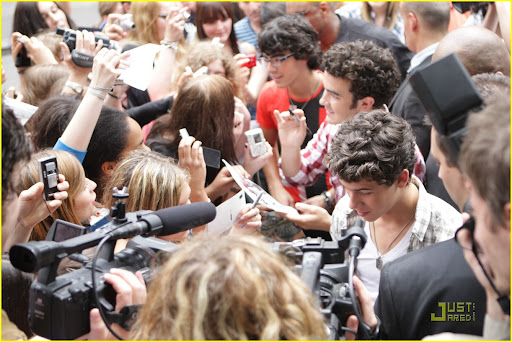 jonas-brothers-paris-pizza-07.jpg