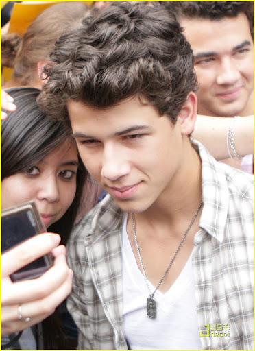 jonas-brothers-paris-pizza-08.jpg