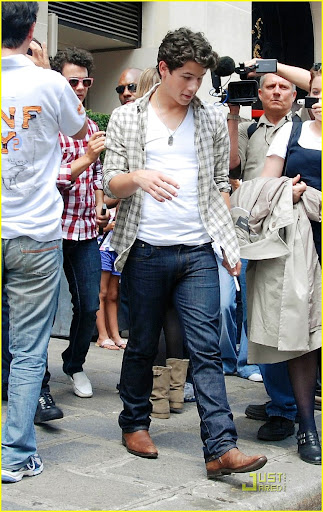 jonas-brothers-paris-pizza-01.jpg