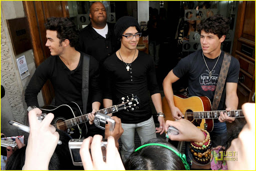 jonas-brothers-rock-radio-one-10.jpg