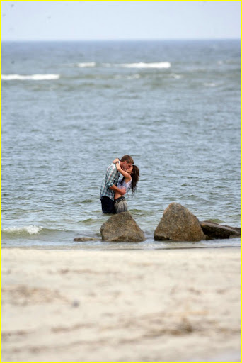 miley-cyrus-liam-hemswroth-kiss-03.jpg