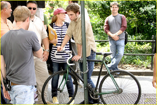 robert-pattinson-biking-boy-01.jpg