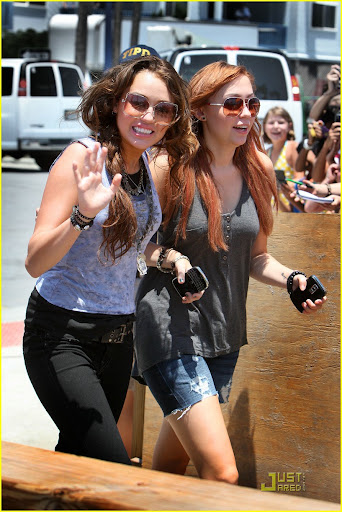 miley-cyrus-last-song-sing-03.jpg