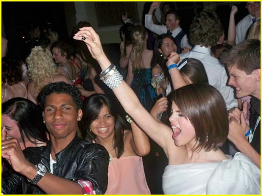 selena-gomez-demi-lovato-prom-crashers-06.jpg