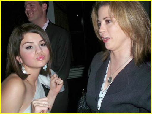 selena-gomez-demi-lovato-prom-crashers-07.jpg