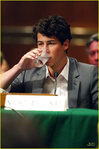 nick-jonas-debates-diabetes-04.jpg