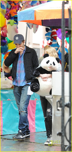 robert-pattinson-emilie-de-ravin-panda-bear-12.jpg
